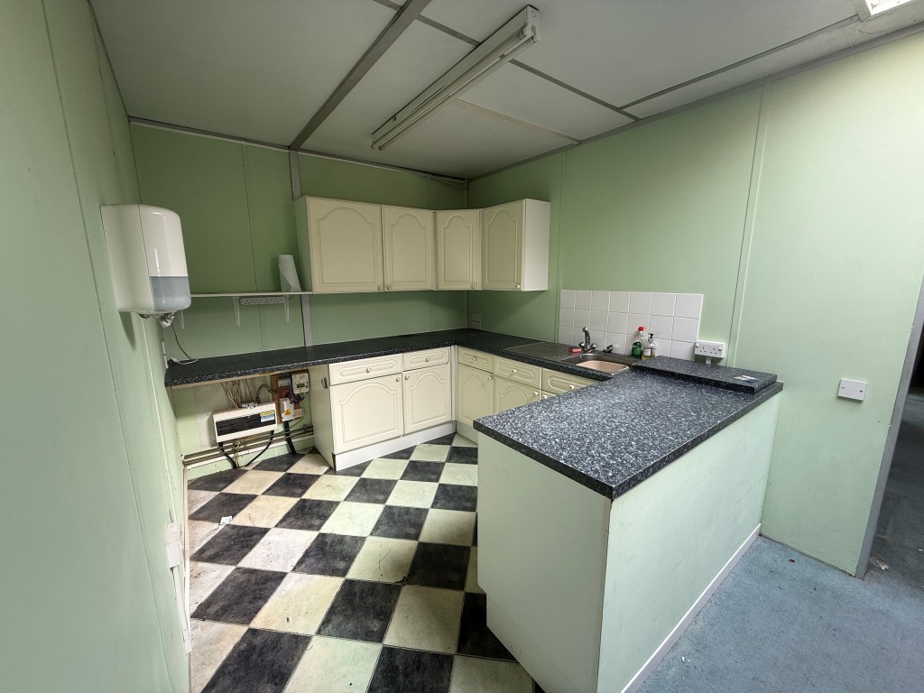Lot: 100 - BOWLS CLUB WITH POTENTIAL - Kitchen area